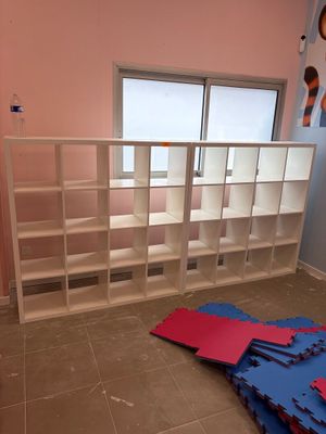 une photo d'une pièce peinte en rose et en bleu