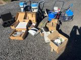 un grand nombre de cartons posés sur le sol