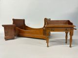 un lit avec une tête et un pied de lit en bois, à côté d'un bureau