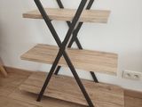 une étagère en bois sur laquelle sont posées trois barres métalliques noires