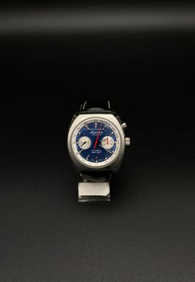gros plan d'une montre sur une surface noire