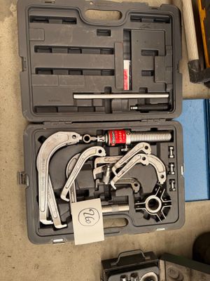 une trousse à outils posée sur le sol