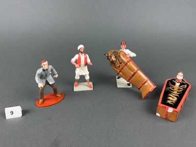 trois figurines représentant un homme avec une valise et un homme avec une valise