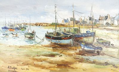 de nombreux bateaux amarrés au bord de l'eau