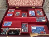 un étui rouge contenant de nombreuses cartes
