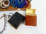 un plateau en bois sur lequel sont posés un collier, des bracelets et une boîte