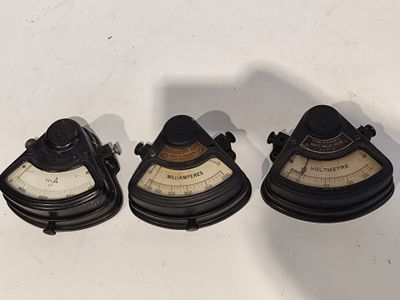 trois types différents de jauges posés sur une surface blanche