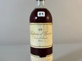 l'image d'une bouteille de vin posée sur une table