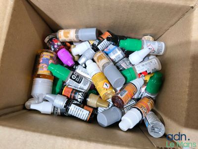 une boîte en carton remplie de différentes sortes de peinture
