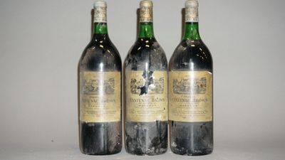 trois bouteilles de vin posées sur une table l'une à côté de l'autre