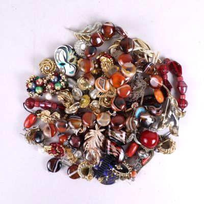 une pile de bijoux assortis sur une surface blanche