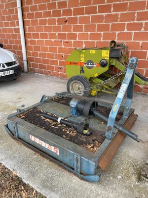 une petite machine posée sur le trottoir