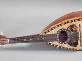 une petite guitare posée sur une table