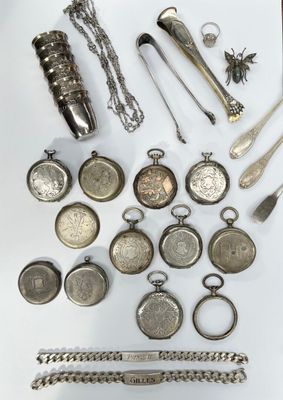 beaucoup d'objets en argent posés sur une table