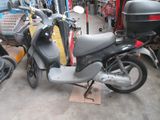 un scooter garé dans un garage