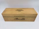 une boîte en bois portant un logo, posée sur une table