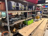 de nombreux outils différents sur les étagères du garage