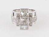 gros plan d'une bague en diamant sur fond blanc