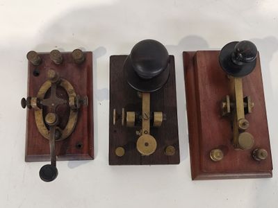 trois types de téléphones posés sur une table