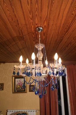 un lustre suspendu au plafond d'un salon
