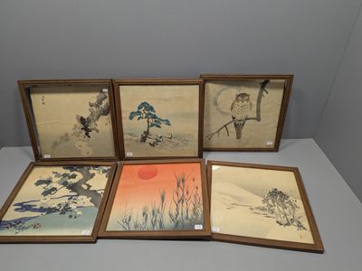 quatre tableaux asiatiques encadrés représentant des oiseaux et des fleurs, exposés dans une pièce