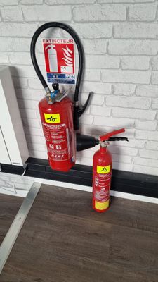 extincteur de 6 litres à eau pulvérisée et 1 extincteur de…