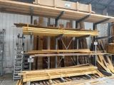 un gros tas de bois dans un entrepôt, avec une échelle