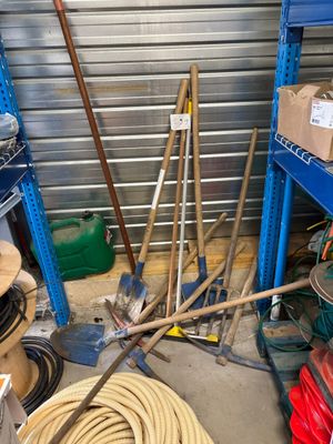 beaucoup d'outils et d'outils qui traînent par terre