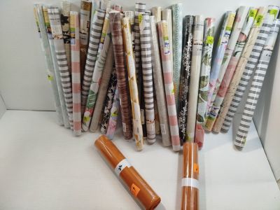 plein de journaux et un baume à lèvres sur la table