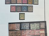 une photo d'une photo d'une collection de timbres exposée