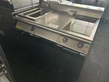 une cuisine équipée d'un évier, d'une cuisinière et d'un lave-vaisselle