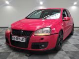 une photo d'une voiture rose vif garée dans un garage