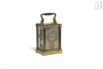 une petite horloge posée sur une surface blanche