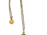 collier avec une montre et une pièce de monnaie suspendues à une chaîne, sur fond blanc