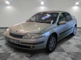 la photo d'une voiture argentée garée dans un garage