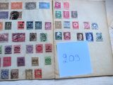 un livre couvert de timbres, posé sur une table