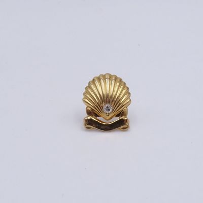 une image représentant un petit coquillage en or renfermant un diamant