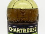 une bouteille de Chartreuse sur fond blanc