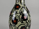 un vase orné d'un motif noir et rouge