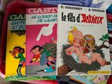 Plusieurs livres pour enfants sont posés sur un plateau rouge