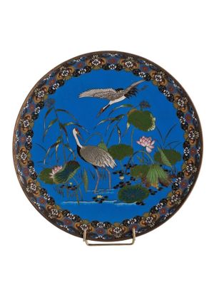 une assiette décorée d'oiseaux et de fleurs