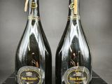 deux bouteilles de champagne posées sur une table noire