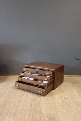 trois tiroirs posés sur un parquet