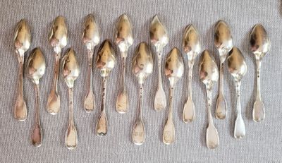 un grand nombre de cuillères posées sur une table