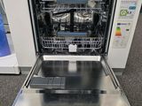 une photo d'un lave-vaisselle dont la porte est ouverte, prise dans un magasin