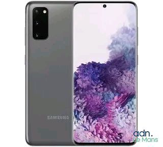 le Samsung Galaxy S20, avec un motif de fleurs violettes au dos
