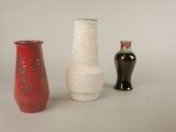 trois vases posés l'un à côté de l'autre sur une table
