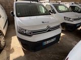 des voitures garées sur un parking devant un mur de briques