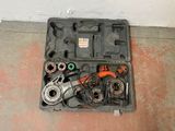 une trousse à outils posée sur le sol