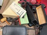 une pile d'objets assortis sur une table